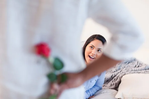 Mulher prestes a obter uma rosa de seu namorado — Fotografia de Stock