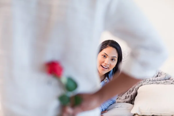 Femme sur le point d'obtenir une rose par son petit ami — Photo