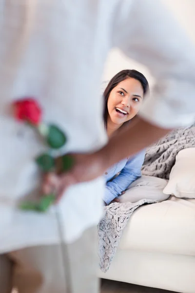 Kvinna om att få en blomma av sin pojkvän — Stockfoto