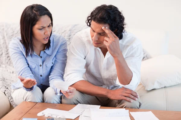 Couple talking about financial problems — Stock Photo, Image
