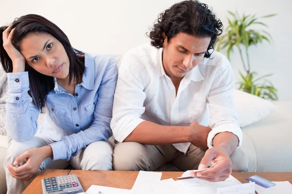 Triste pareja revisando sus facturas — Foto de Stock