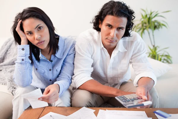Couple calculating their costs — Stock Photo, Image