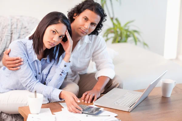 Couple having a hard time paying their bills — Stock Photo, Image