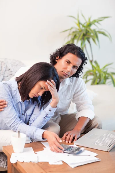 Couple underestimated their expenses — Stock Photo, Image