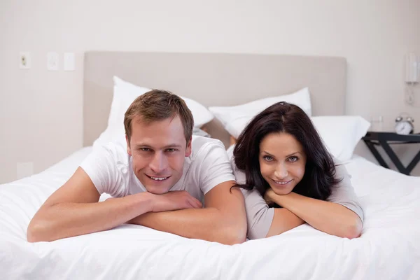 幸せなカップルが一緒にベッドに敷設 — ストック写真
