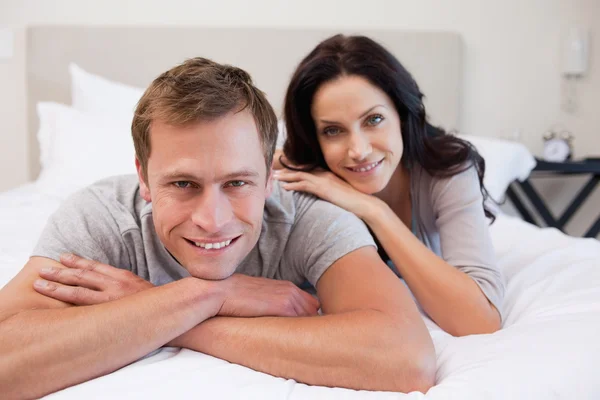 Couple relaxing on the bed together — Stock Photo, Image