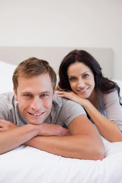 Junges Paar entspannt sich gemeinsam auf dem Bett — Stockfoto