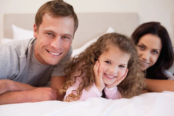 Familie ontspannen in de slaapkamer samen — Stockfoto
