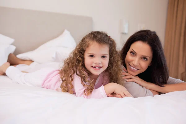 Mutter und Tochter entspannen gemeinsam im Schlafzimmer — Stockfoto