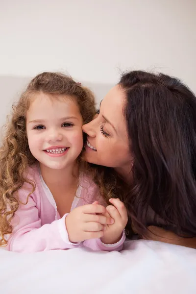 Matka całuje jej córki policzek — Zdjęcie stockowe