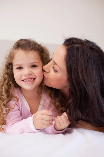 Moeder haar dochtertje een kus geven — Stockfoto