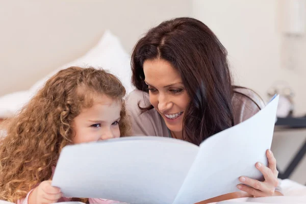 Mor och dotter läser en bok tillsammans — Stockfoto