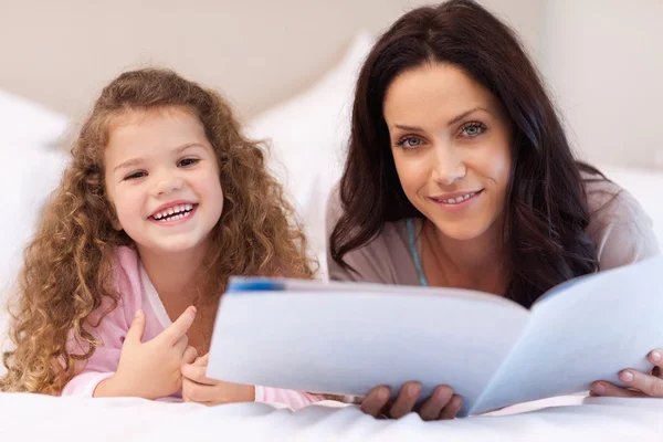 Mother and daughter enjoying reading together — Stock Photo, Image