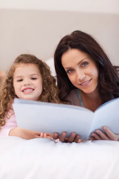 Anne ve kızı beraber masal okuma — Stok fotoğraf