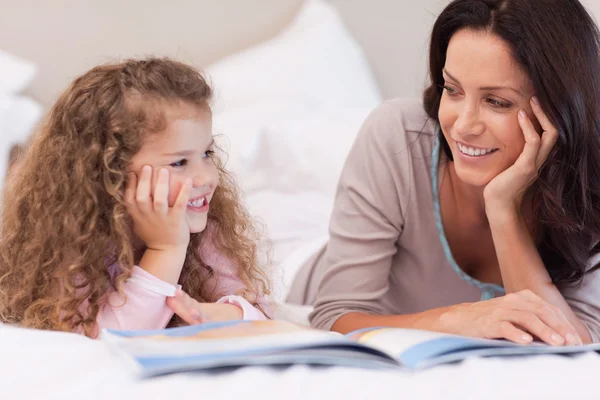 Mãe lendo uma história para dormir para sua filha — Fotografia de Stock