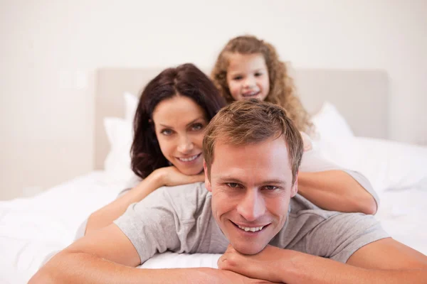 Glada familjen med en bra tid i sovrummet — Stockfoto