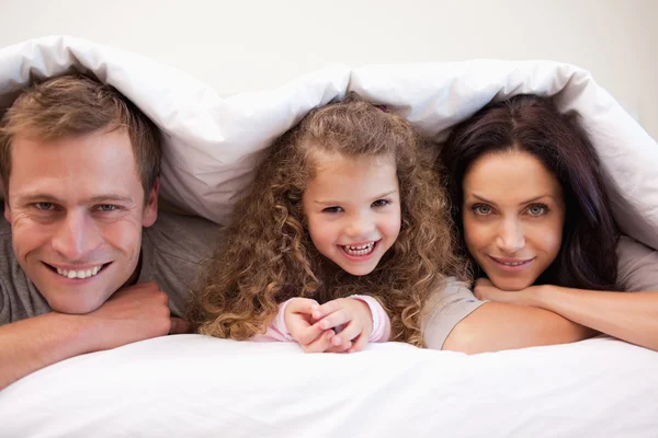 Famiglia nascondersi sotto la loro coperta — Foto Stock