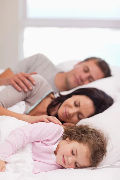 Familj sova på sängen — Stockfoto