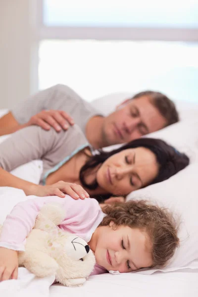 Очаровательная семья дремлет вместе — стоковое фото