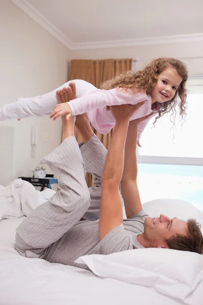 Fadern att låta sin dotter fluga — Stockfoto