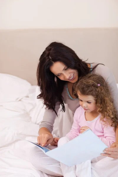 Mamma läser godnattsaga för sin dotter — Stockfoto