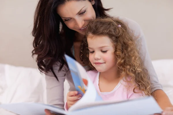 Madre che legge un libro con sua figlia — Foto Stock