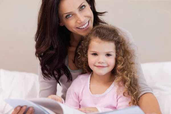Anne küçük kızıyla birlikte kitap okuma — Stockfoto