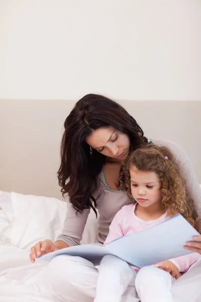 Mother reading a story for her little daughter — Stock Photo, Image