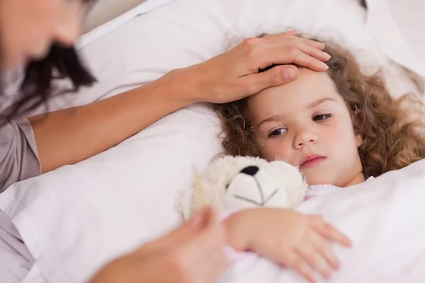 Mother taking care of her ill daughter — Stock Photo, Image