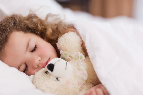 Chica durmiendo con su teddy — Foto de Stock