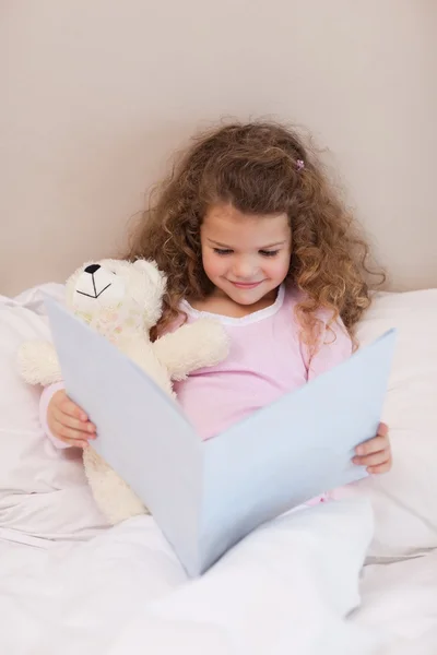 Lachende meisje het lezen van een boek — Stockfoto