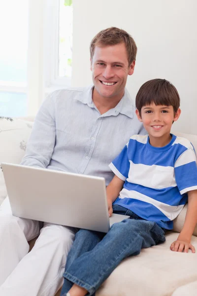 Baba ve oğul birlikte internette sörf gülümseyen — Stok fotoğraf