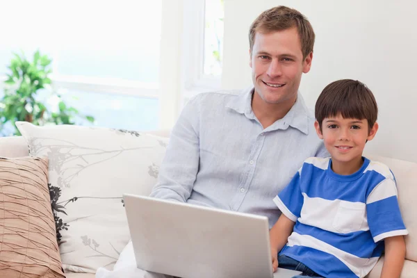 Pai e filho jogando jogos de computador juntos — Fotografia de Stock