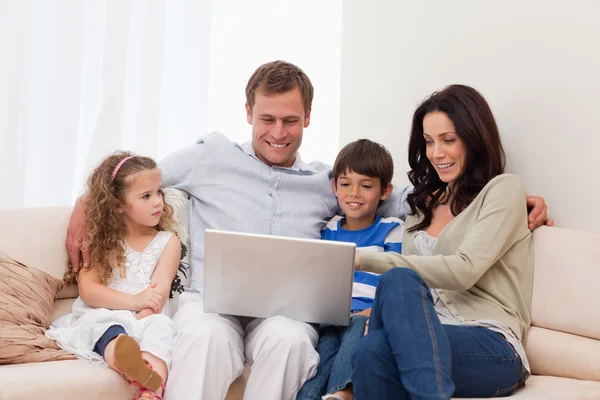 Familie surft gemeinsam im Internet — Stockfoto