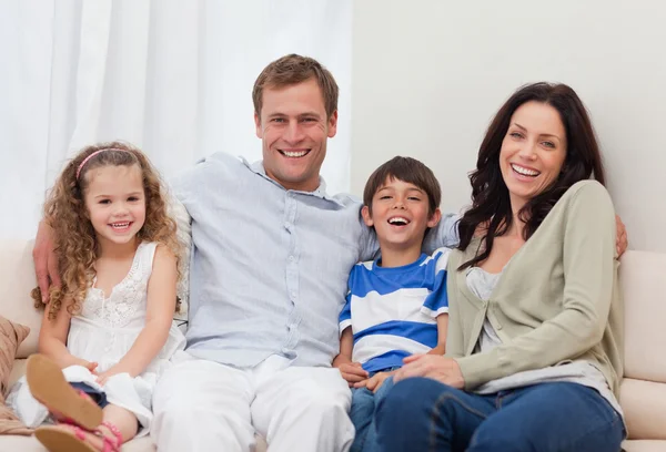Rodina sedí na gauči spolu — Stock fotografie