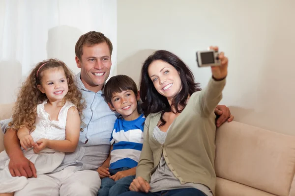 Mãe tirando foto de família na sala de estar — Fotografia de Stock
