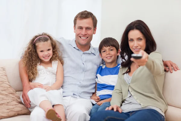 Familia viendo televisión —  Fotos de Stock