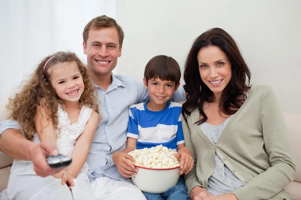 Familjen tittar på en film tillsammans — Stockfoto