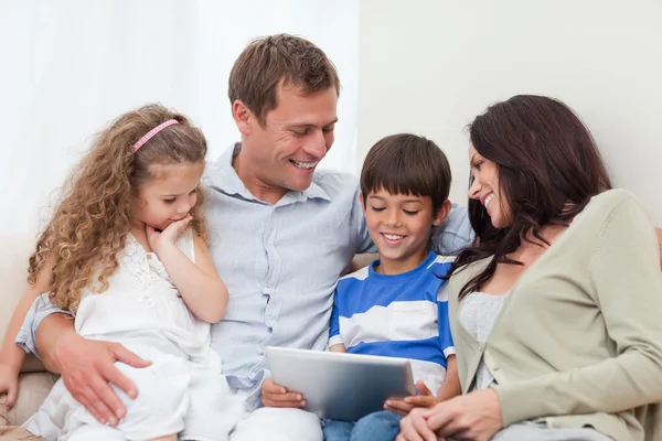 Family using tablet together — Stock Photo, Image