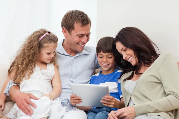 Familie met behulp van Tablet PC op de Bank — Stockfoto
