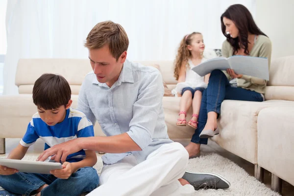 Rodina tráví volný čas v obývacím pokoji — Stock fotografie