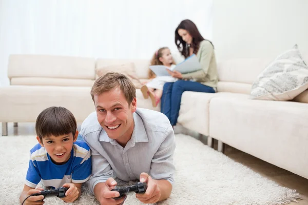 Family enjoys spending their leisure time together — Stock Photo, Image