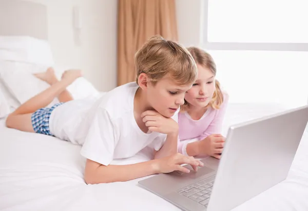 Barn använder en bärbar dator — Stockfoto