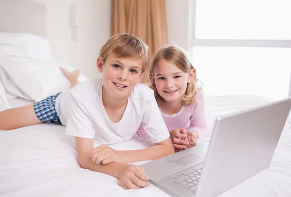 Siblings using a laptop — Stock Photo, Image