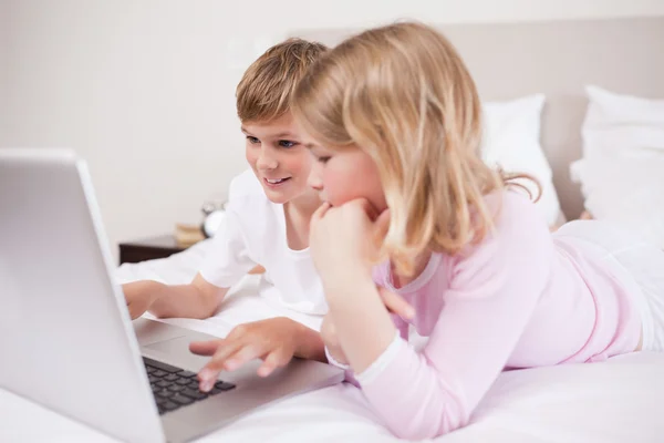 Uśmiechnięte dzieci korzystające z laptopa — Zdjęcie stockowe
