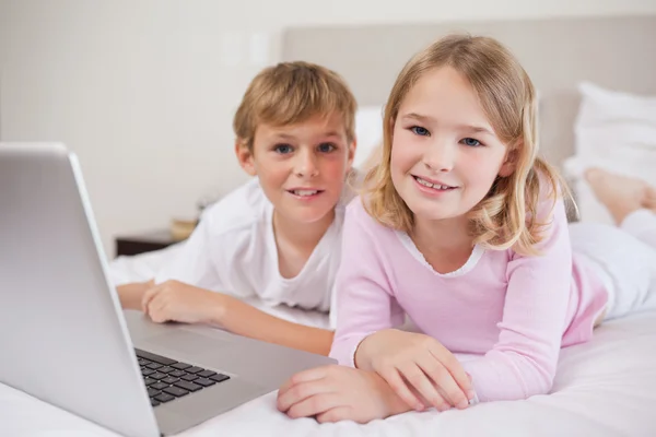 Enfants mignons à l'aide d'un ordinateur portable — Photo