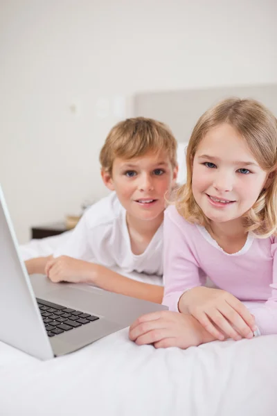 Πορτρέτο του χαριτωμένα παιδιά χρησιμοποιώντας ένα φορητό υπολογιστή — Φωτογραφία Αρχείου