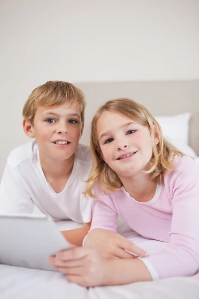 Porträt von Kindern mit einem Tablet-Computer — Stockfoto