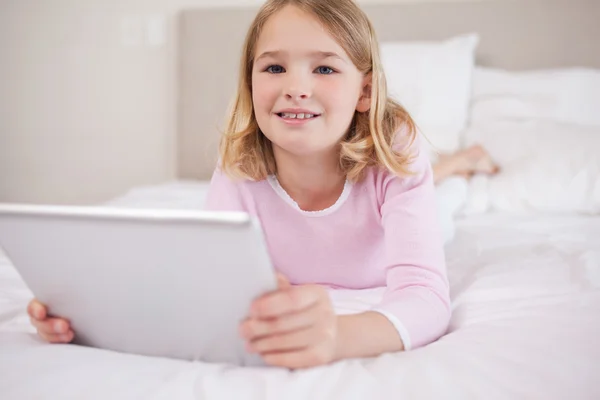 Menina usando um computador tablet — Fotografia de Stock