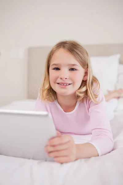 Portret dziewczynki za pomocą komputera typu tablet — Zdjęcie stockowe